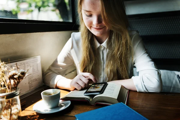 Frau benutzt Smartphone — Stockfoto