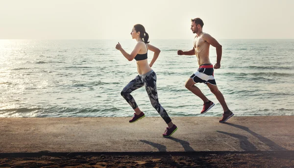 Couple faisant de l'excercise sur la plage — Photo