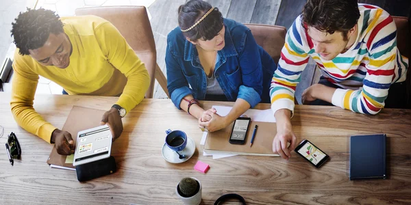 Vrienden Vergader- en bespreken van ideeën — Stockfoto