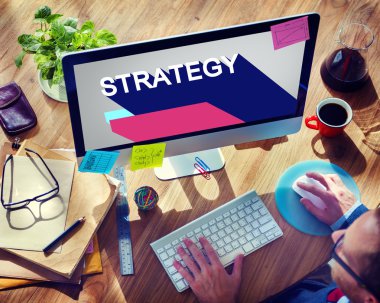 Bilgisayar ve strateji kavramı kullanan adam