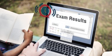 İnsanlar internet'te sörf 