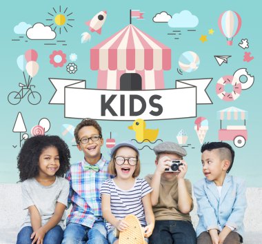 samimi neşeli çocuklar eğlenmek