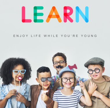 samimi neşeli çocuklar eğlenmek