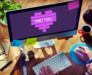 Bilgisayar klavyesinde yazan adam