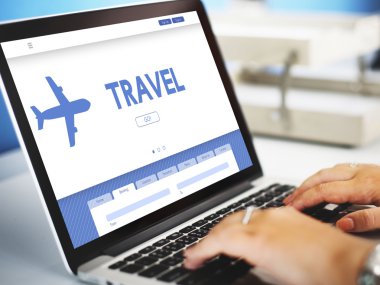 Laptop klavyesinde yazan kişi