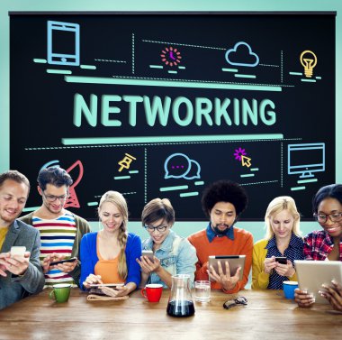 Dijital aygıtlar kullanan insanlar