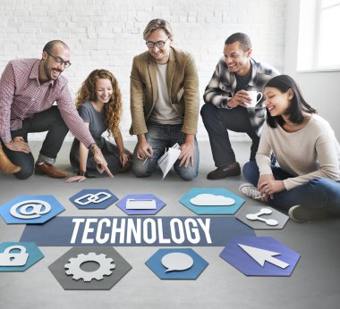 Poster ve teknoloji ile çalışma tasarımcılar