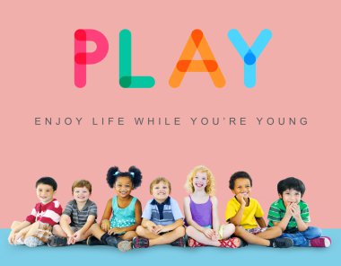 Çeşitlilik çocuk birlikte oturan