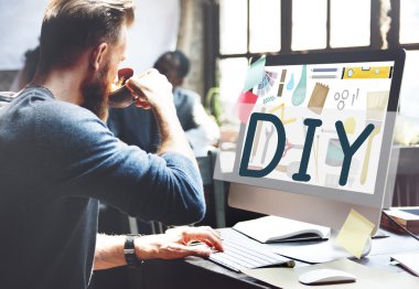 bilgisayarda çalışan adam 