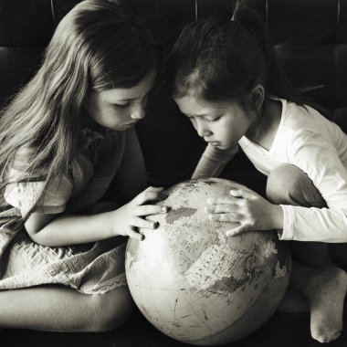 Dünya küçük kızlarla