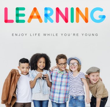 samimi neşeli çocuklar eğlenmek