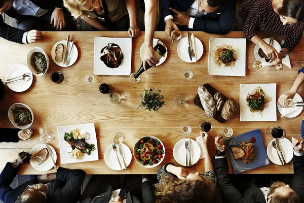 Gente diversa cenando juntos —  Fotos de Stock