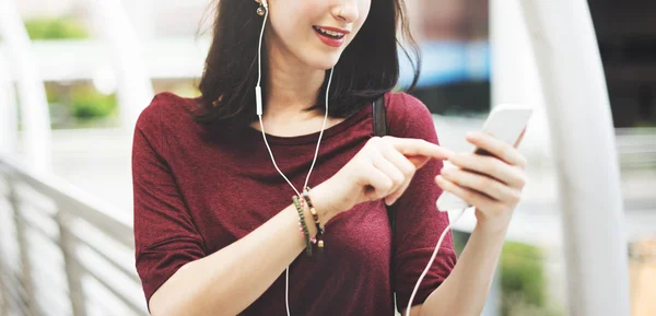 Mulher ouvindo música — Fotografia de Stock