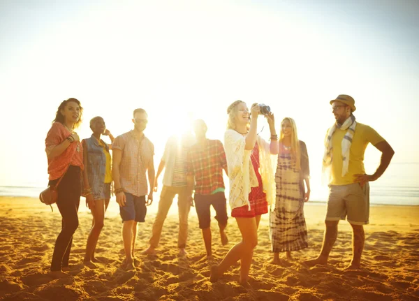 Grupp vänner ha kul på stranden — Stockfoto