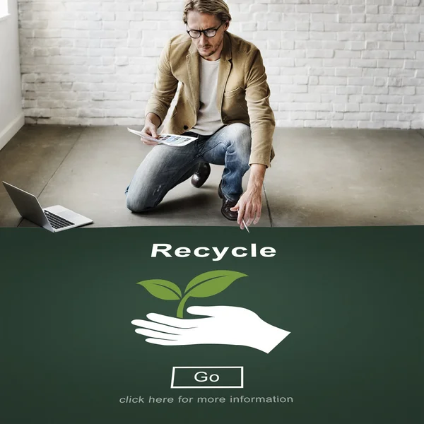 Affärsman arbetar med återvinning — Stockfoto