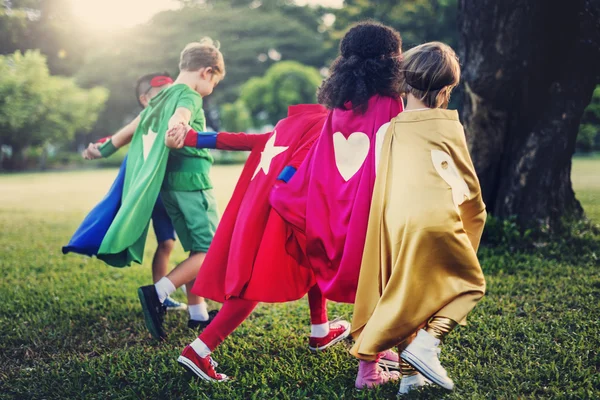 Superhero Crianças brincando ao ar livre — Fotografia de Stock