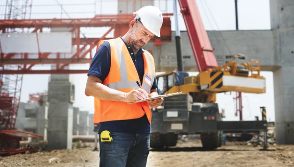 Trabalhador da construção no capacete — Fotografia de Stock