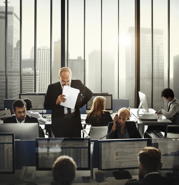 Zakelijke werknemers werkzaam in kantoor — Stockfoto