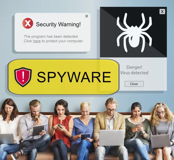 Menschen sitzen mit Geräten und Spyware — Stockfoto