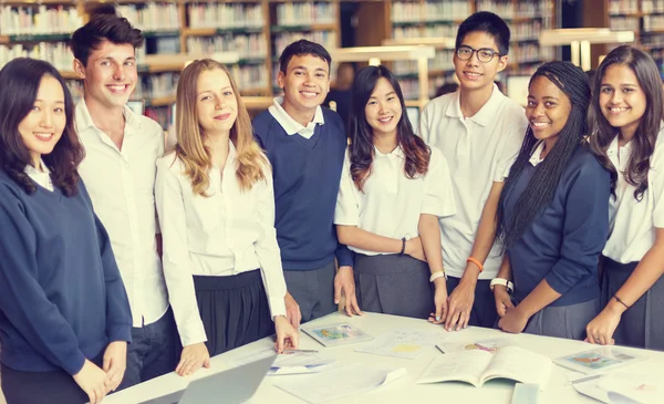 Diversidad grupo de estudiantes — Foto de Stock