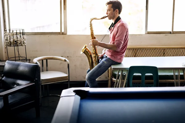 Knappe muzikant met saxofoon — Stockfoto