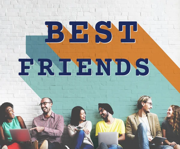 Diversidad de amigos cerca de la pared con Best Friends —  Fotos de Stock