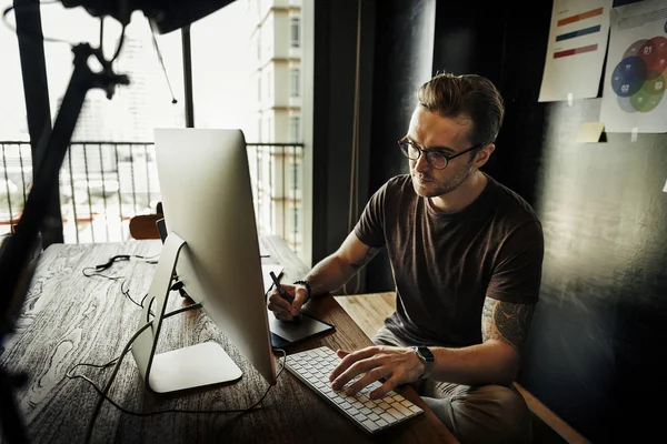 Schöner Mann, der arbeitet — Stockfoto