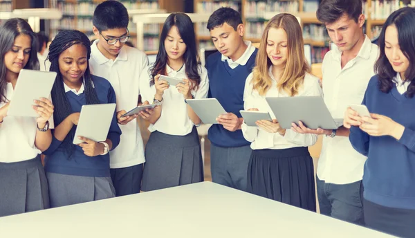Diversiteit studenten met digitale gadgets — Stockfoto