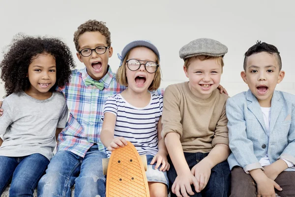 Niños alegres sinceros se divierten — Foto de Stock