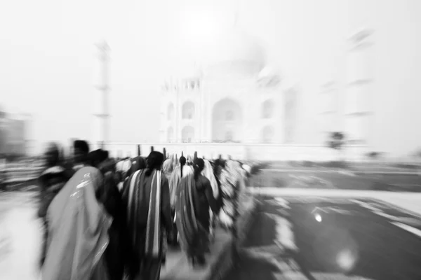 Les gens marchent à travers le Taj Mahal — Photo