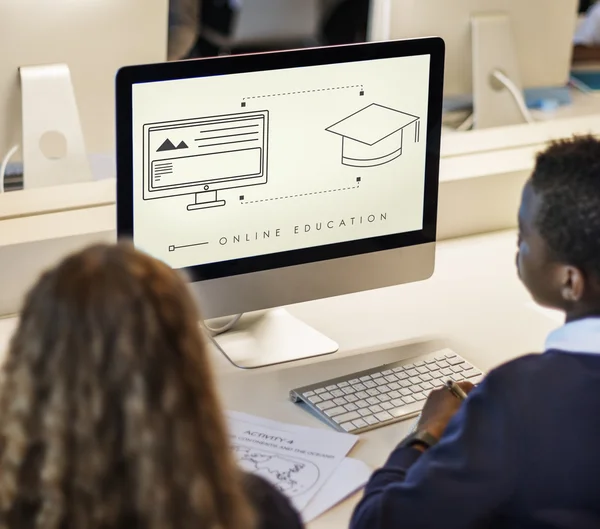 Alunos colegas de classe usando computador — Fotografia de Stock