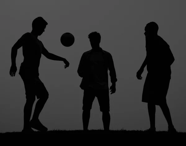 Gente jugando en el fútbol — Foto de Stock