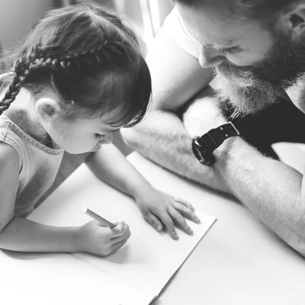 Niña dibujando con padre — Foto de Stock