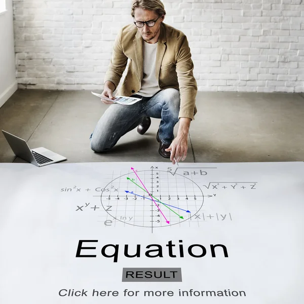 Empresário que trabalha com a Equação — Fotografia de Stock