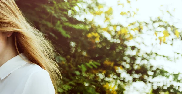 Sunny street and girls hair — Stock Photo, Image