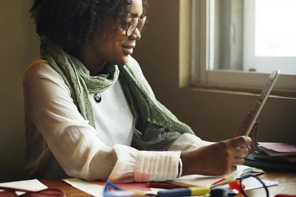 Donna con tablet digitale — Foto Stock