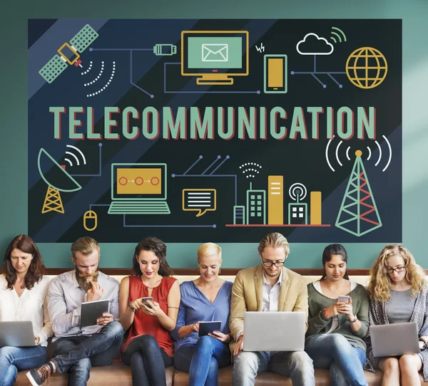 Folk sitter med enheter och telekommunikation — Stockfoto
