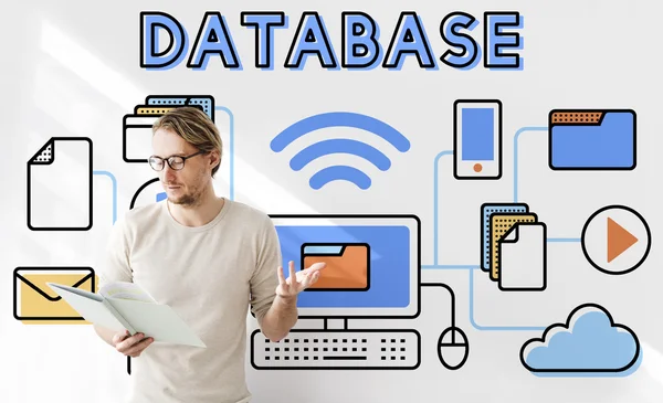 Uomo d'affari che lavora con database — Foto Stock