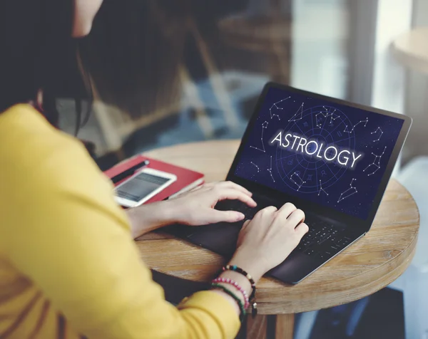 Vrouw werkt met laptop — Stockfoto