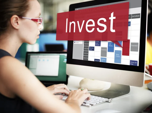 Üzletasszony invest rendelkezõ számítógépen dolgozik — Stock Fotó
