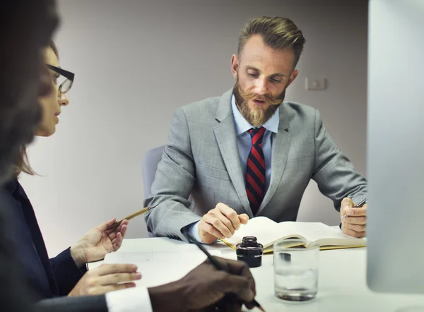 Samenwerking tussen zakenmensen — Stockfoto