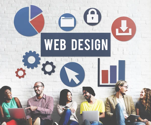 Diversità amici vicino al muro con web design — Foto Stock