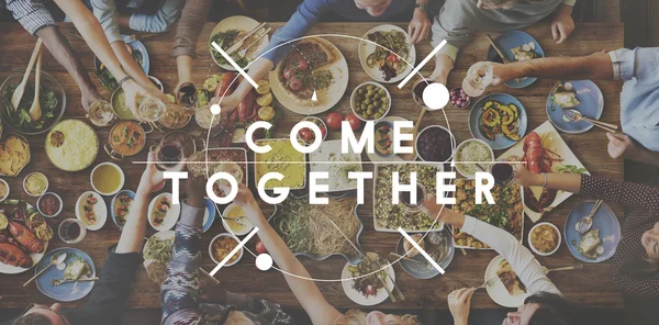 Pessoas e comida com Come Together — Fotografia de Stock