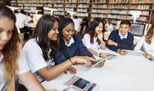 Studenten surfen digitale tabletten — Stockfoto