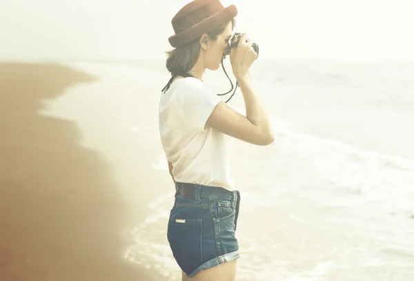 Chica hipster con cámara — Foto de Stock