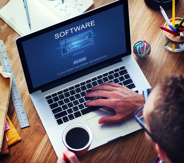 Homem digitando no teclado do laptop — Fotografia de Stock