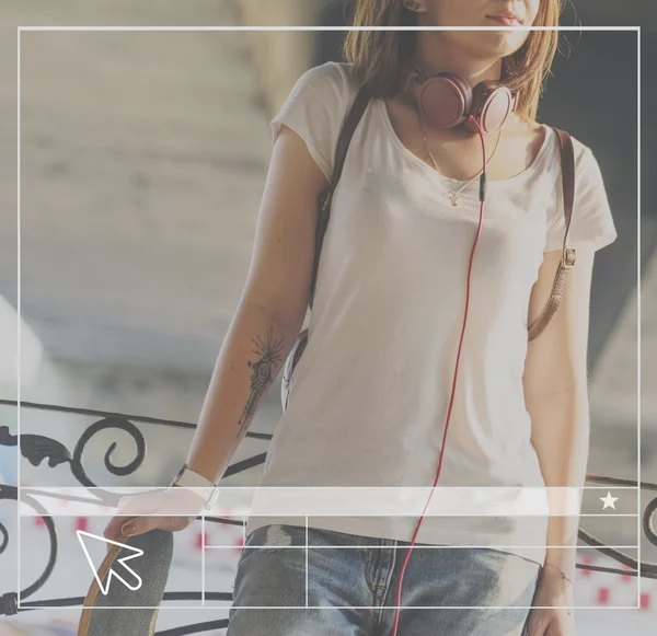 Vrouw met skateboard op achtergrond — Stockfoto