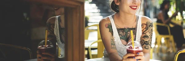 Mujer Beber bebidas en la cafetería — Foto de Stock