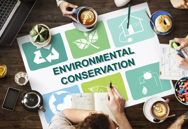 Tavolo con poster con conservazione ambientale — Foto Stock