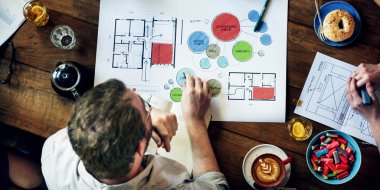 insanlar masada oturup kahve ile